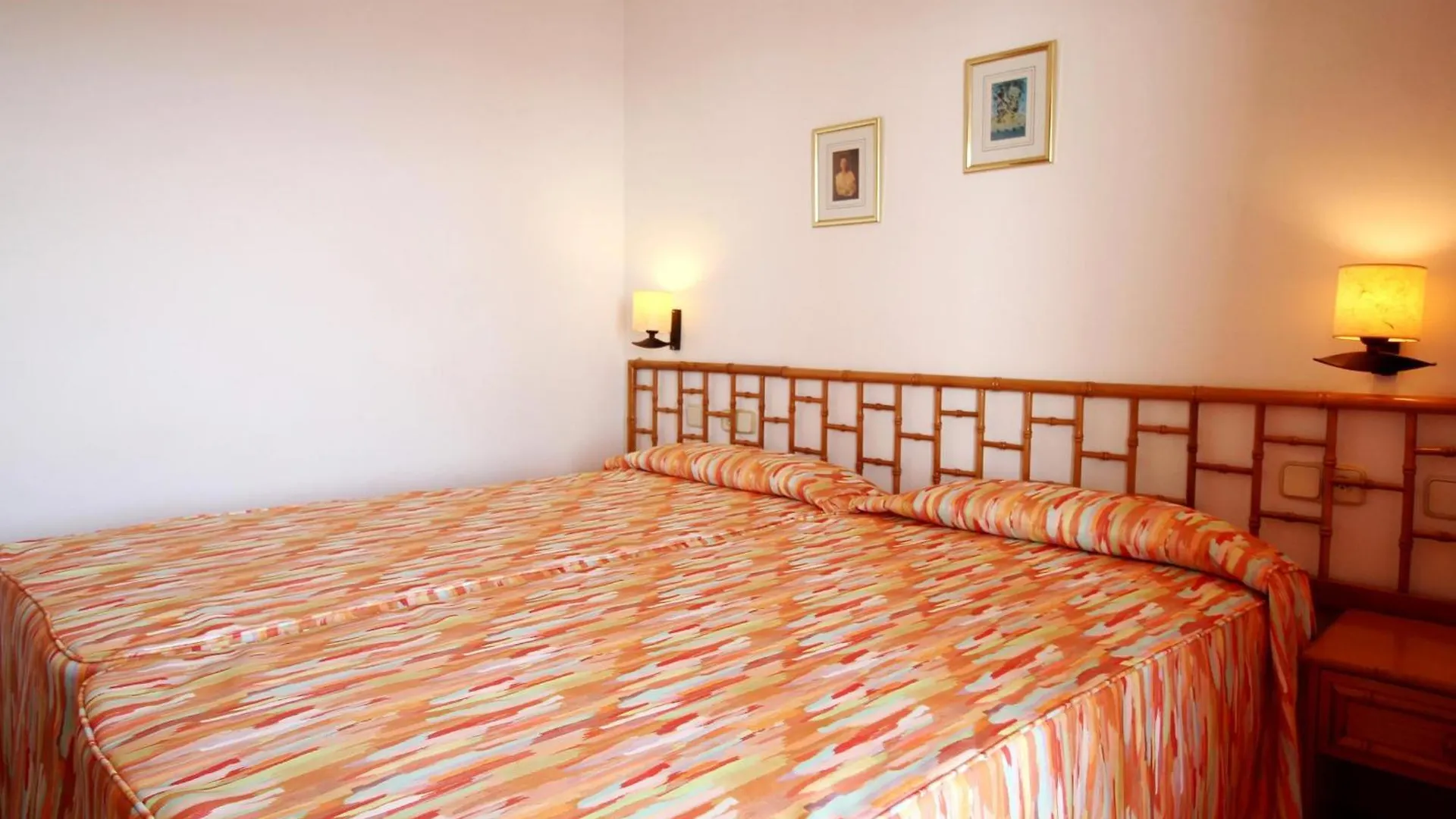 Bellamar C - Casa Adosada Para 10 Personas En Primera Linea De Mar En Llanca. - Es-228-18 0*, Llanca