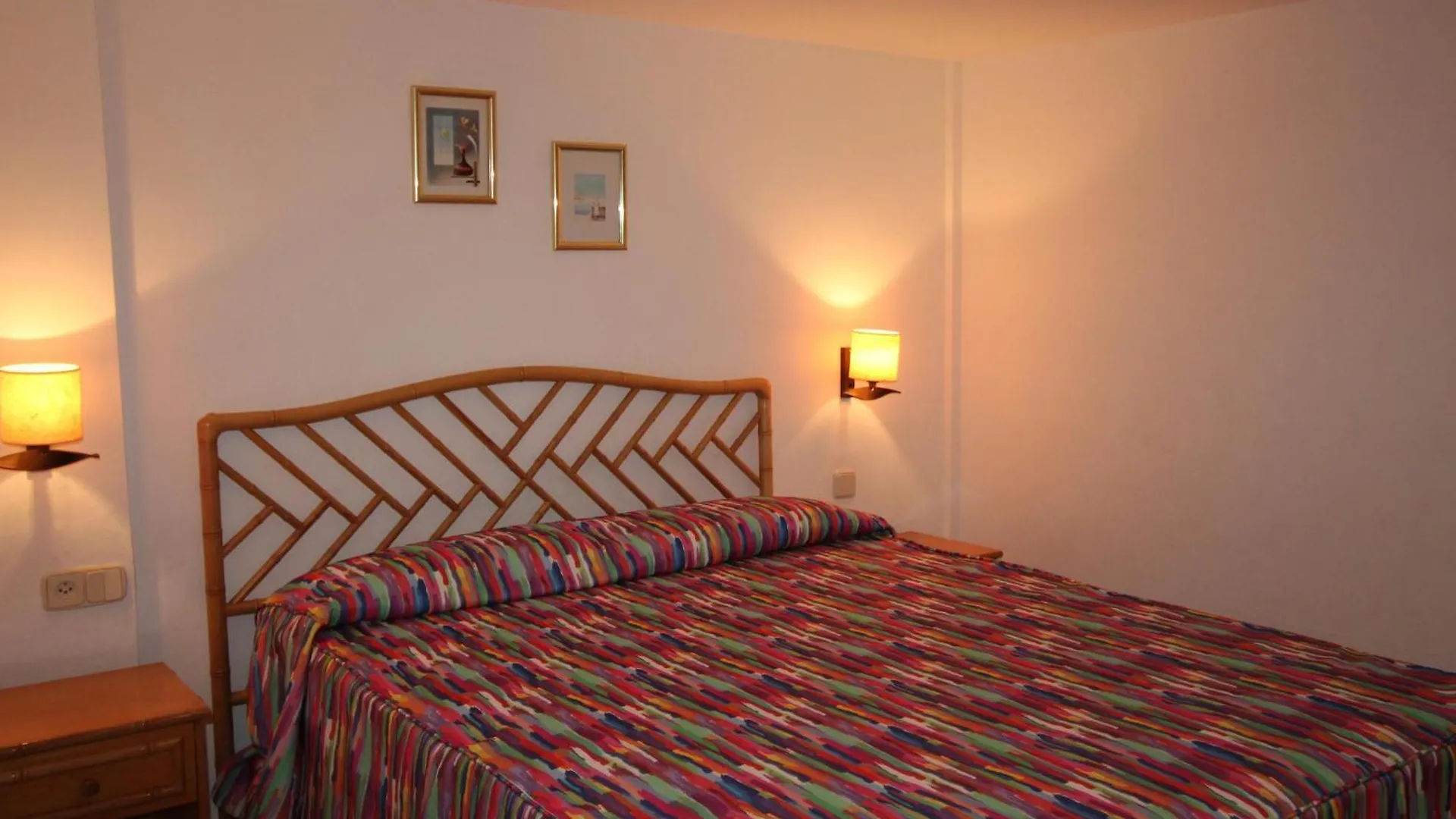Casa vacanze Bellamar C - Casa Adosada Para 10 Personas En Primera Linea De Mar En Llanca. - Es-228-18 Spagna