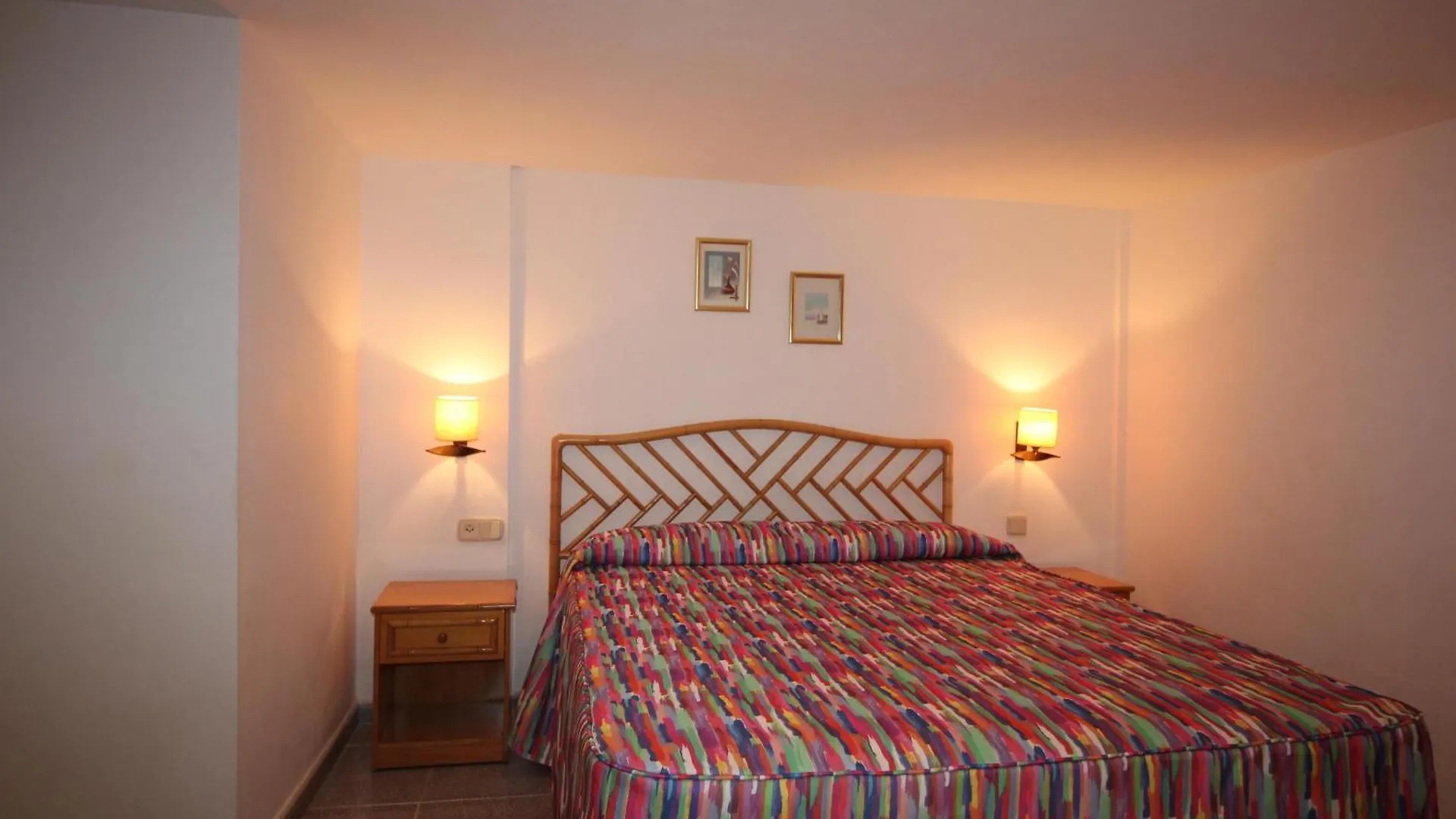 Casa vacanze Bellamar C - Casa Adosada Para 10 Personas En Primera Linea De Mar En Llanca. - Es-228-18