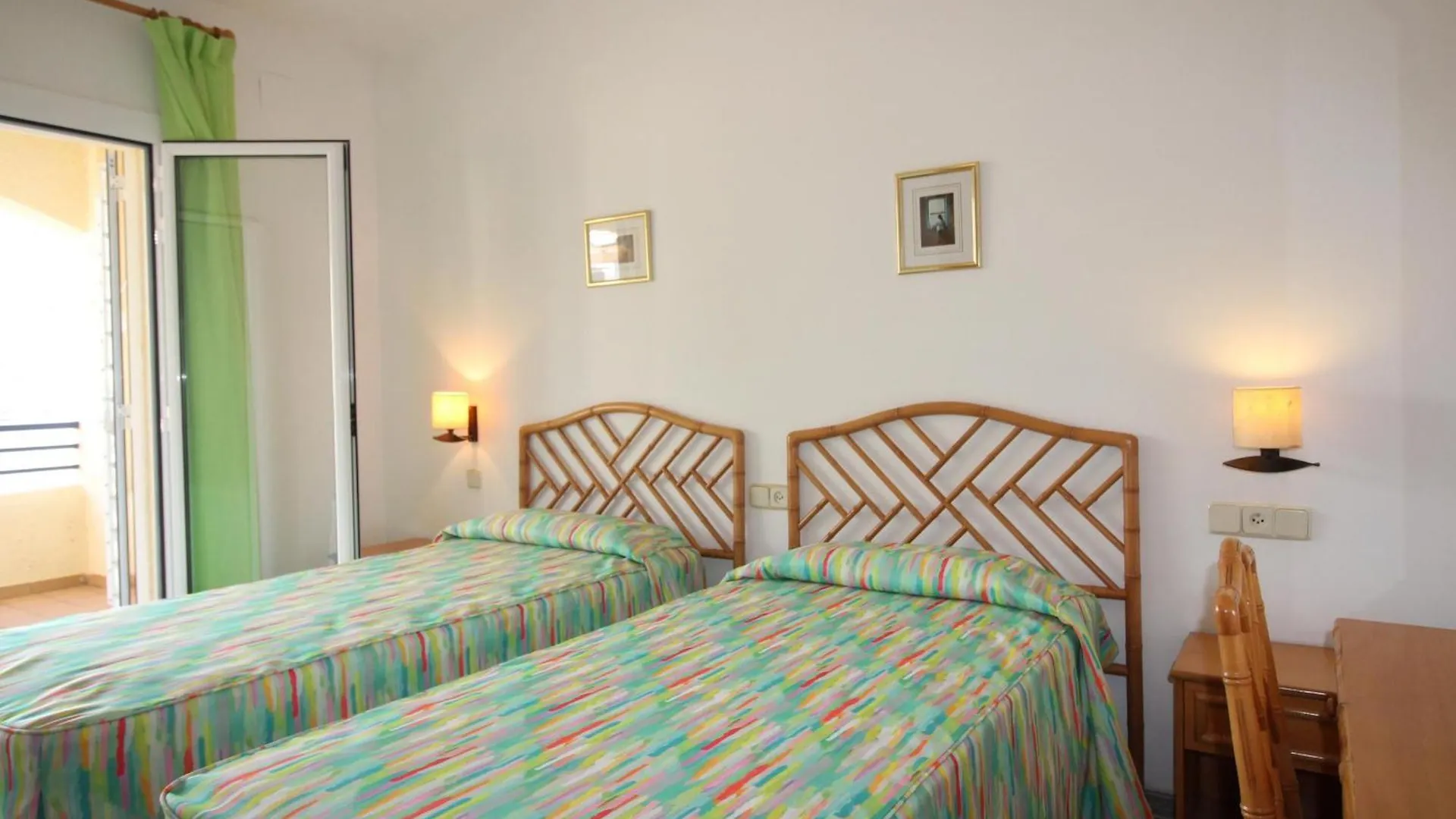 Bellamar C - Casa Adosada Para 10 Personas En Primera Linea De Mar En Llanca. - Es-228-18 Spagna